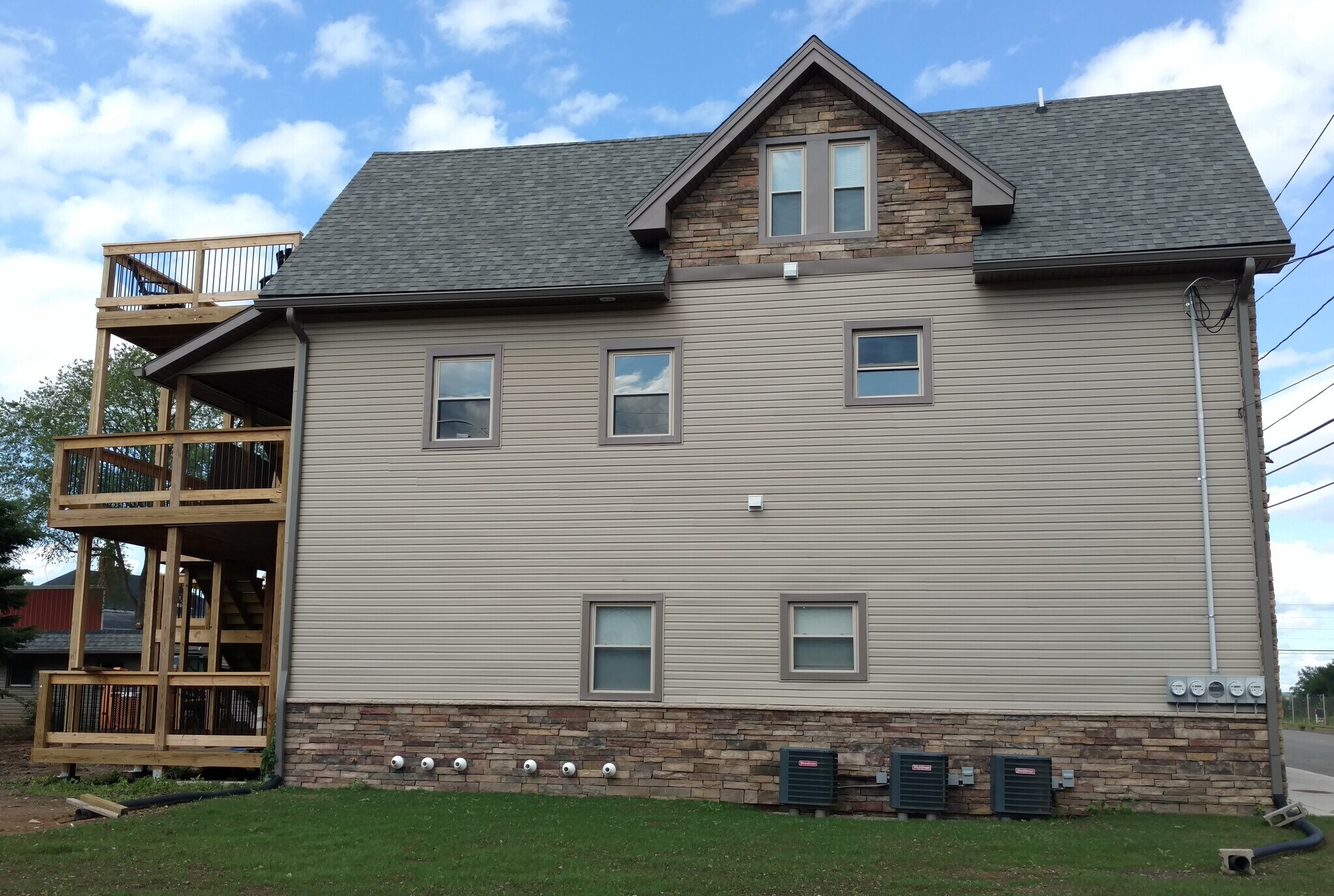 Building Photo - 711 E 3rd St