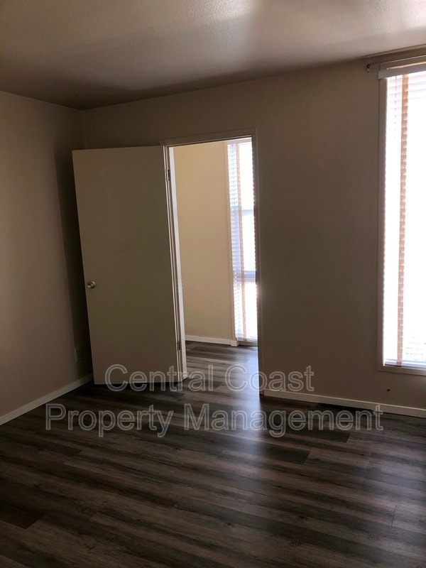 Building Photo - 451 Dela Vina Ave