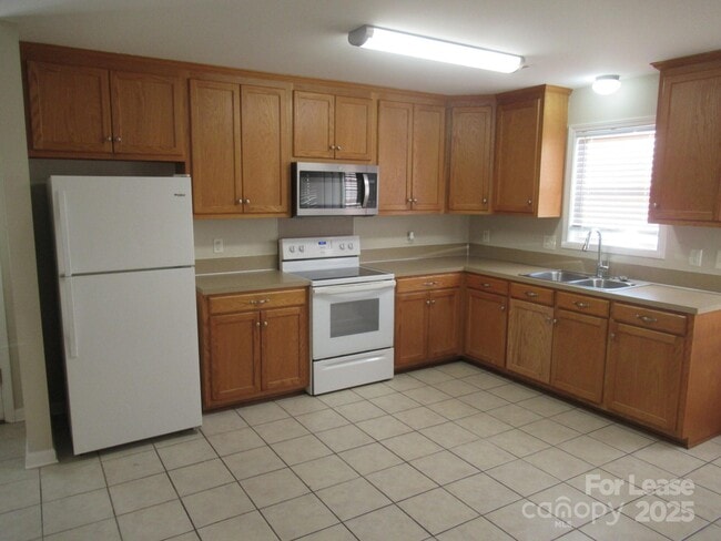 Building Photo - 406 S Flint St