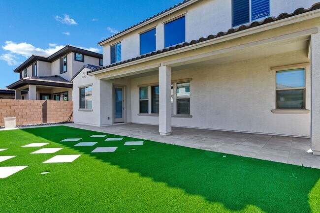 Building Photo - Spacious 5 Bedroom Home for Rent in East Mesa