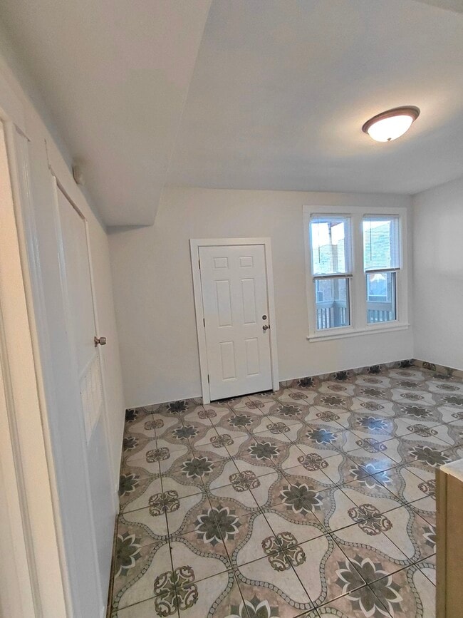 Building Photo - 1255 N Harding Ave