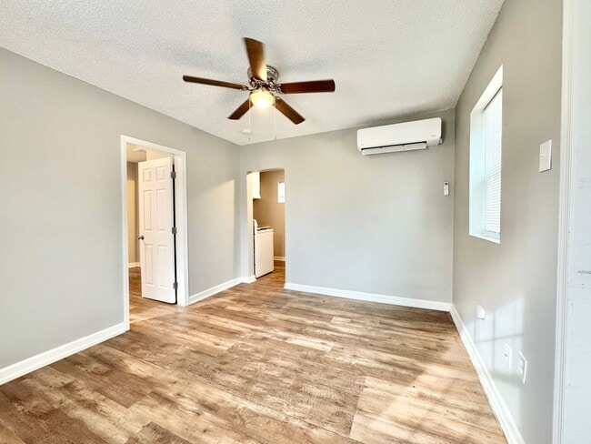 Building Photo - Newly Renovated One Bedroom Duplex - Move In Special!