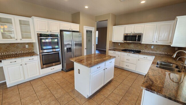 Building Photo - 4 Bedroom Home in the Sun Grooves Communit...