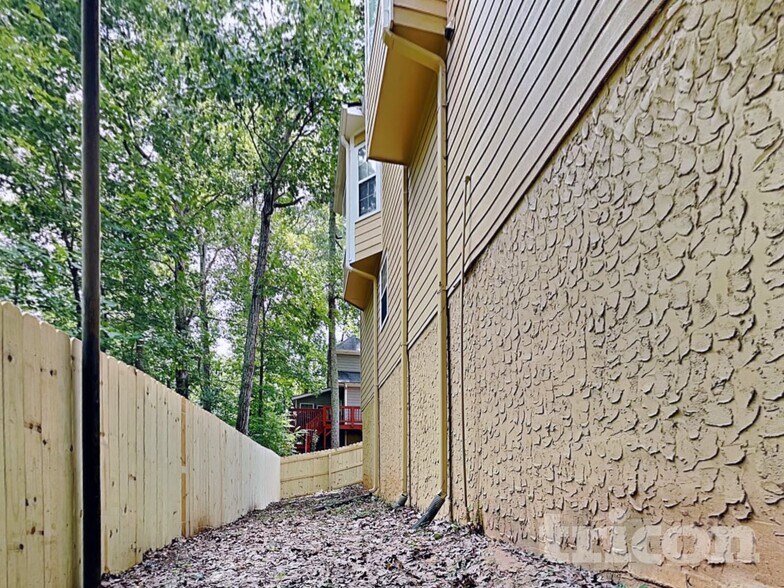 Building Photo - 2114 Lindley Ln