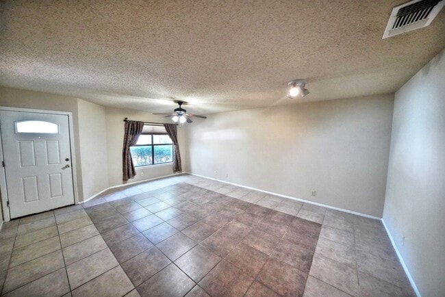 Building Photo - Cozy 3-Bed, 2-Bath with Fireplace in Prime NW Location - Realtor Commission: $500