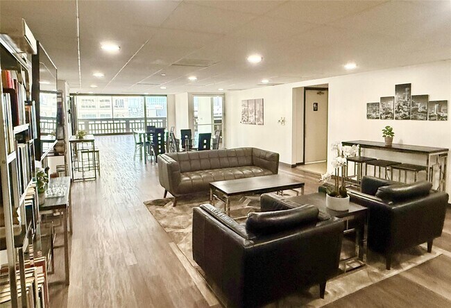 Building Photo - 2016 Main St