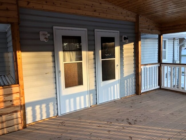 Building Photo - 3 Bedroom Duplex