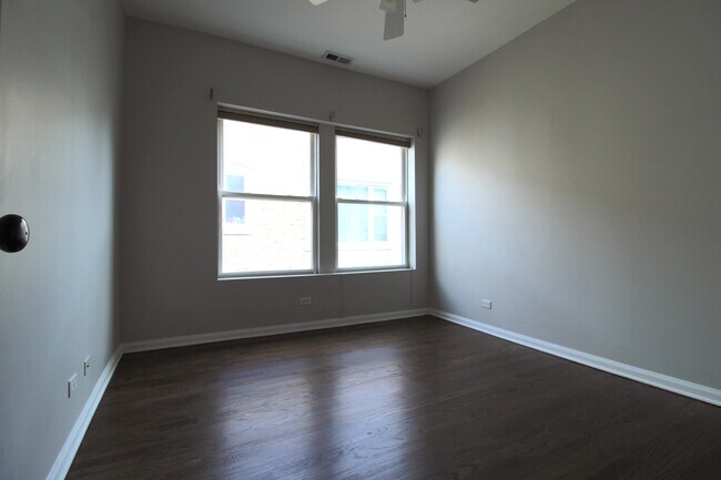 Building Photo - 1517 W Jonquil Terrace