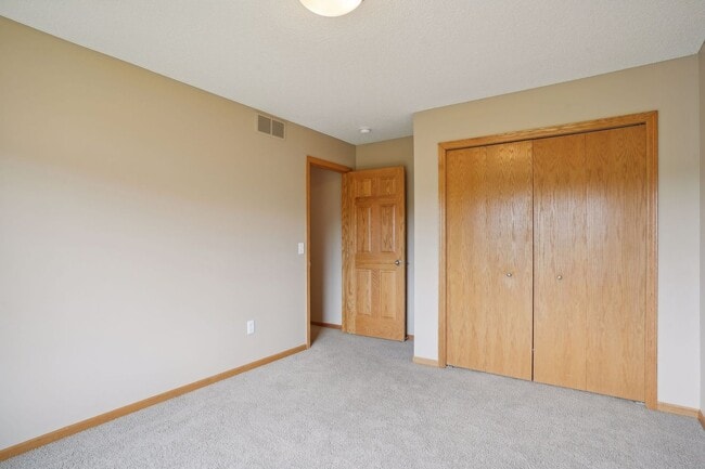 Building Photo - Gorgeous Single Family Home - June 1st Mov...