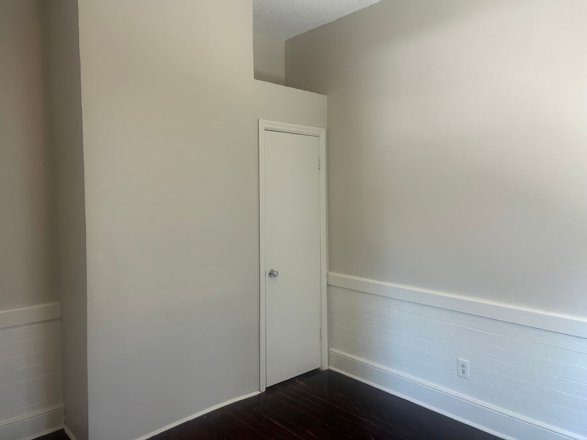 Building Photo - 520 E Hall Ln