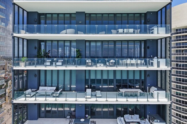Building Photo - 17141 Collins Ave
