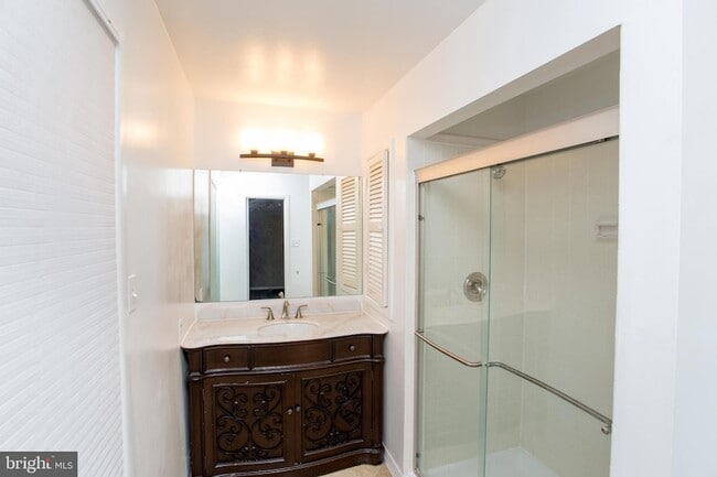 Building Photo - 17 Eden Roc