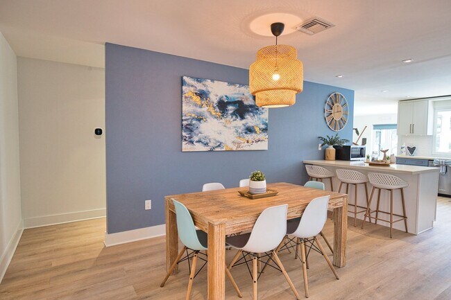 Building Photo - Seasonal Venice Island Pool Home half block from Golden Beach deeded access to the Gulf!