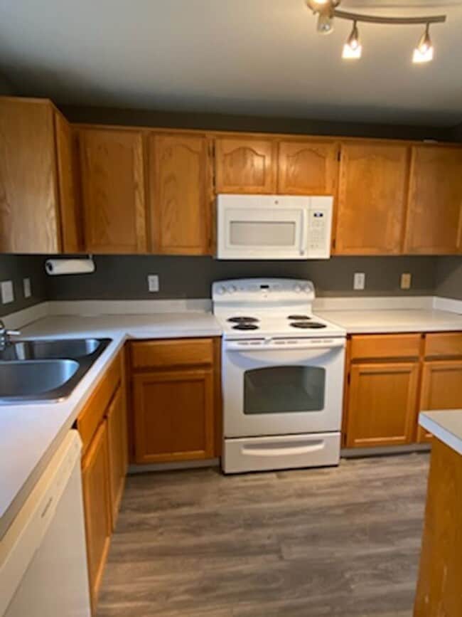 Building Photo - 762-770 SW Sitka Dr