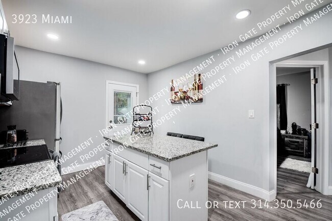 Building Photo - 3923 Miami-