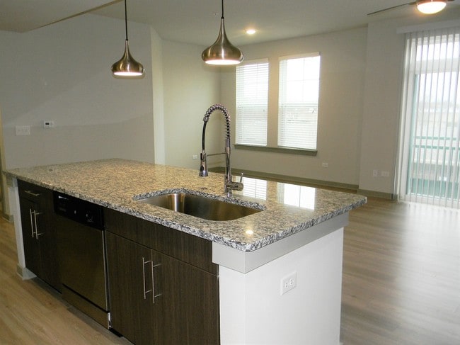 Building Photo - 670 E Algonquin Rd