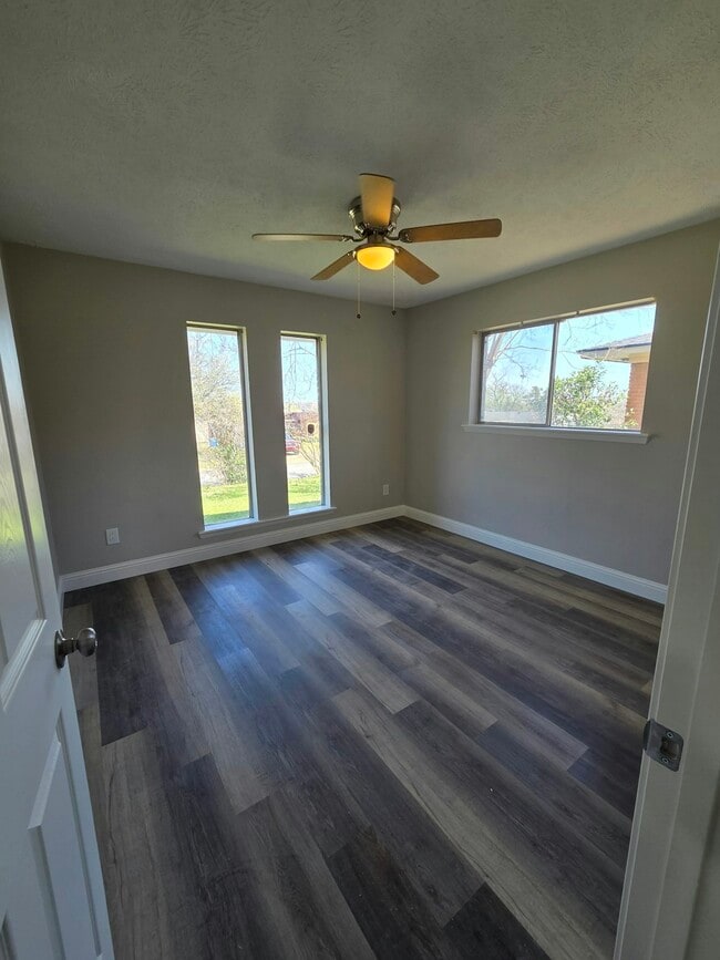Building Photo - 2504 Magna Vista Dr