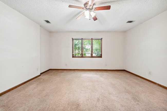 Building Photo - 2804 Briar Hill Ln SE