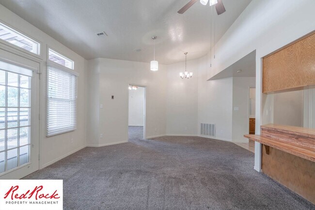 Building Photo - 3 Bedroom End Unit Home in Downtown St. Ge...