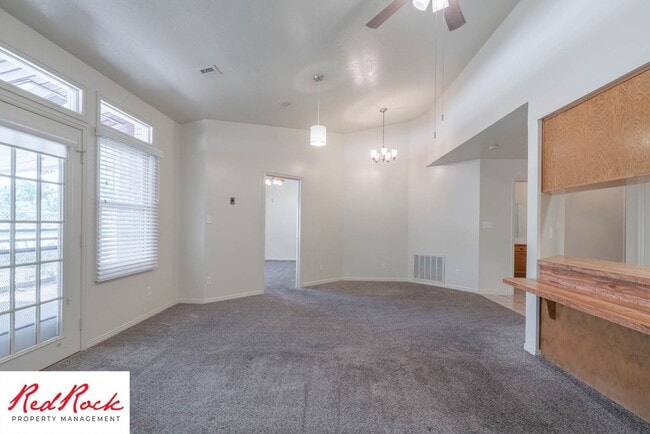 Building Photo - 3 Bedroom End Unit Home in Downtown St. George