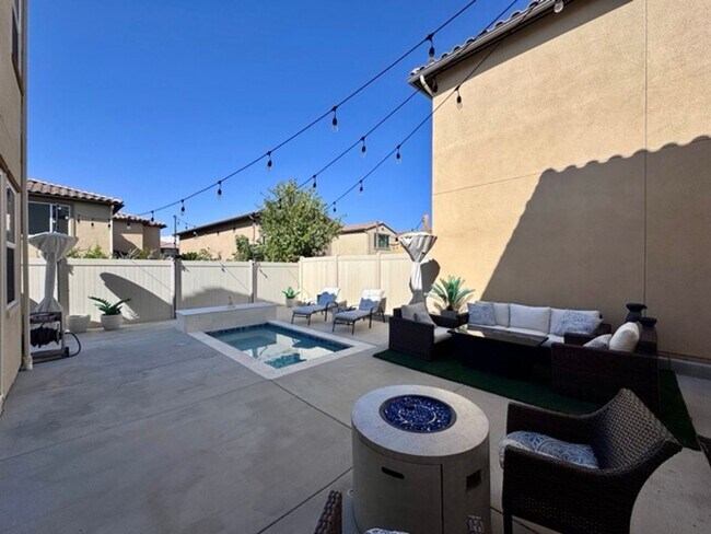 Building Photo - Elegant 4 Bedroom, 4.5 Bathroom Home with ...