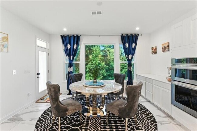 Building Photo - 2121 Harmony Dr