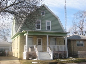 Building Photo - 2060 Summit Ave