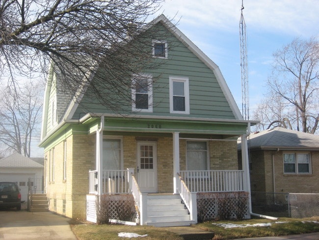 Building Photo - 2060 Summit Ave