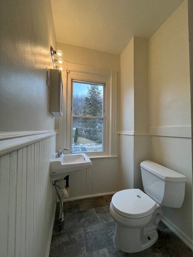 Building Photo - Jamestown St 142-144