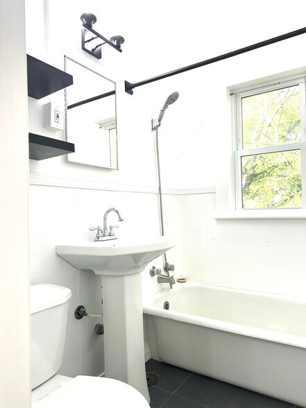 Building Photo - 1108 S Detroit Ave Michael