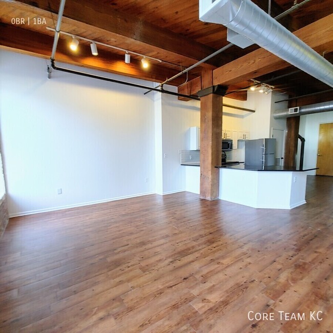 Building Photo - Large studio in River Market!