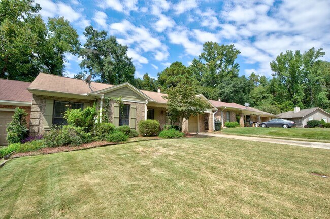 Building Photo - 251 Ivy Ln