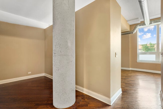 Building Photo - 4131 W Belmont Ave