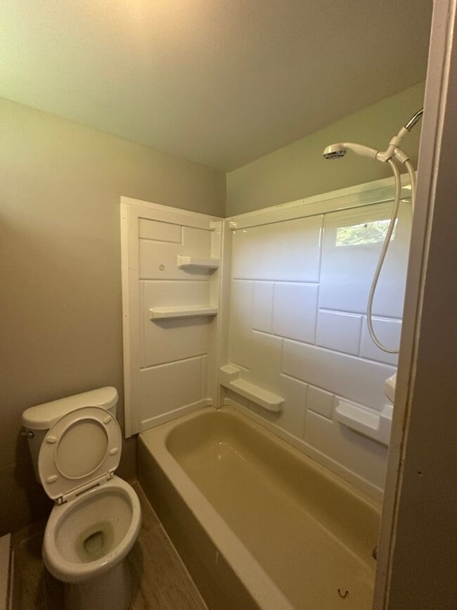 Building Photo - 2 Bed, 1 Bath Townhome