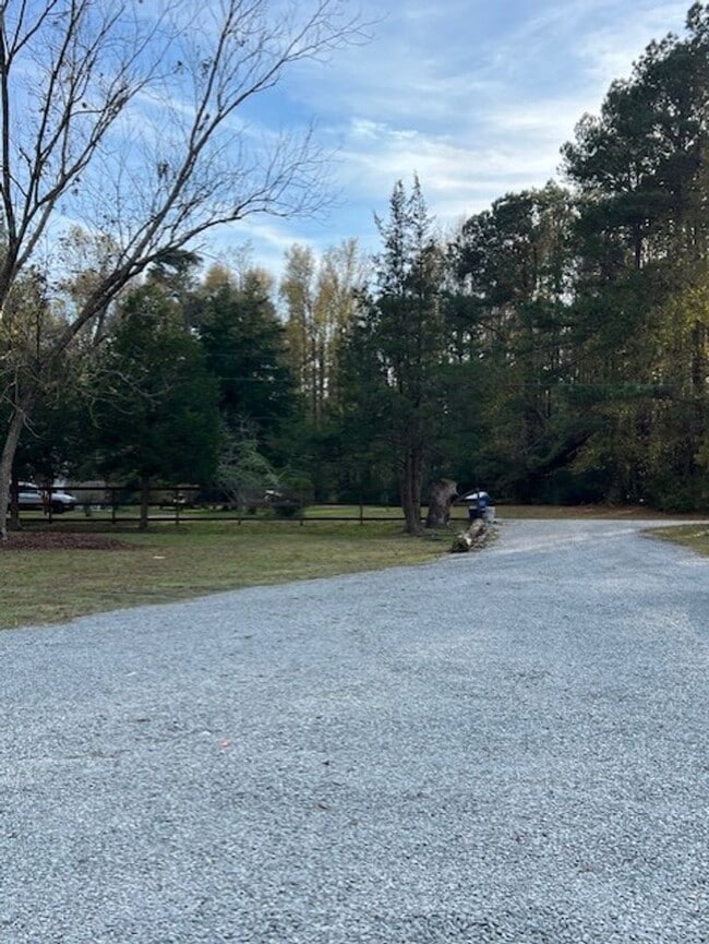 Building Photo - 3 Bedroom 3 Full Bath on 2 Acres