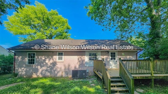 Building Photo - 3 BR / 1 BA Stone's Throw Away From TN