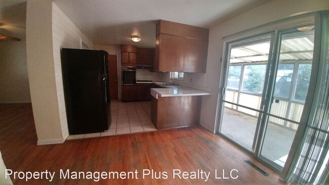 Building Photo - 4 br, 1.5 bath House - 1011 Yeager Dr