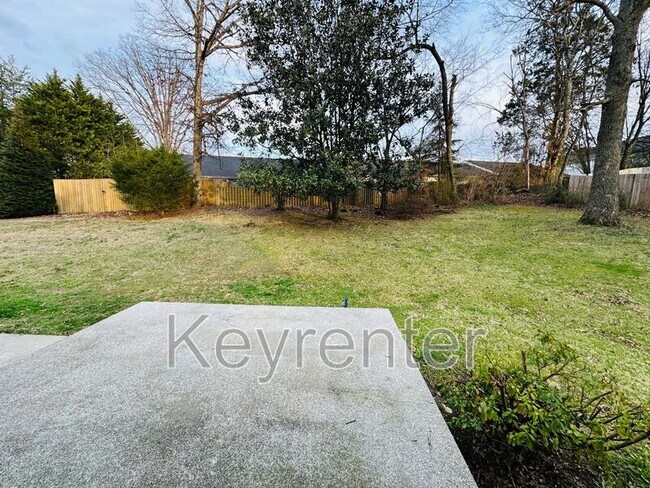 Building Photo - 918 W Forest Blvd