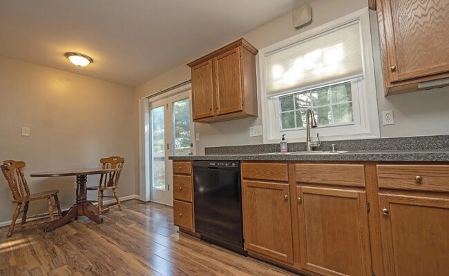 Building Photo - 2 Bedroom Home