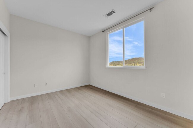 Building Photo - Gorgeous remodeled 3 bedroom, 3 full bathroom home for rent!