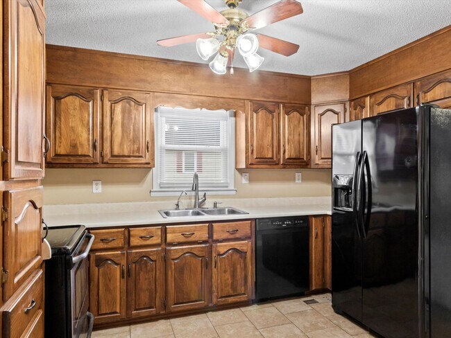 Building Photo - Nice, well-maintained home located on a quiet street in East Limestone.