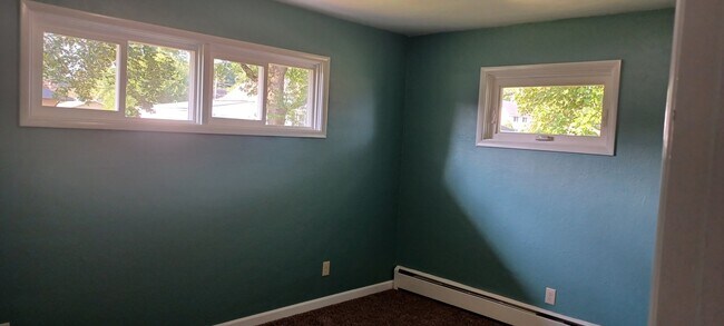 Building Photo - Lovely brick ranch in Millersburg!