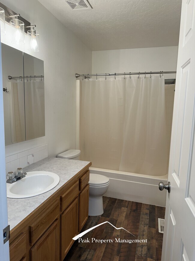 Building Photo - 614 Alturas St