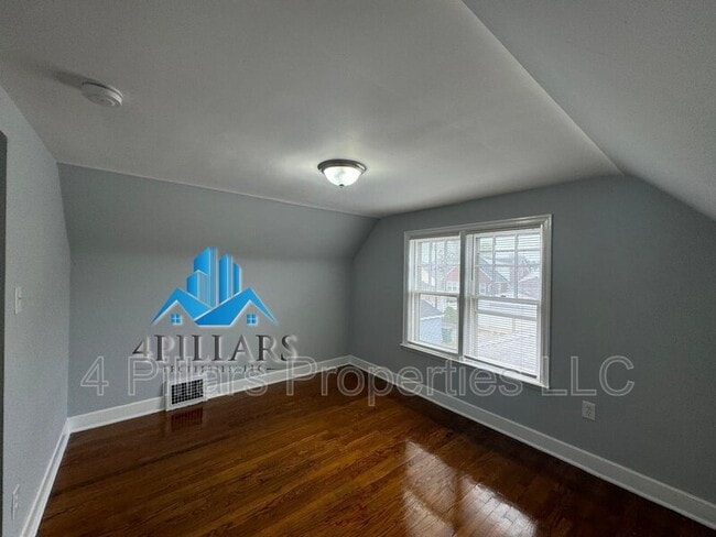 Building Photo - 1715 Parkview Ave