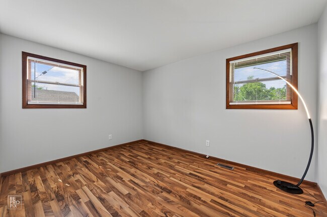 Building Photo - 114 S Willow Ln
