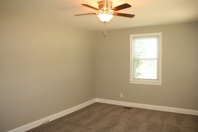 Building Photo - 2833 Colonial Cir