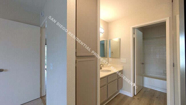 Building Photo - Highly Updated 2-Bedroom Condo in Prime Mi...