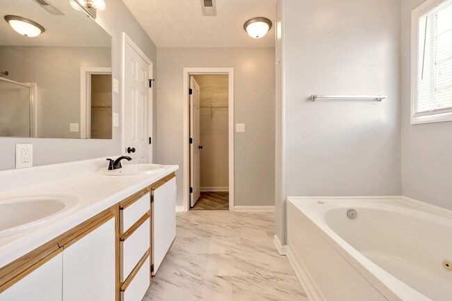 Building Photo - Up to Date Condo