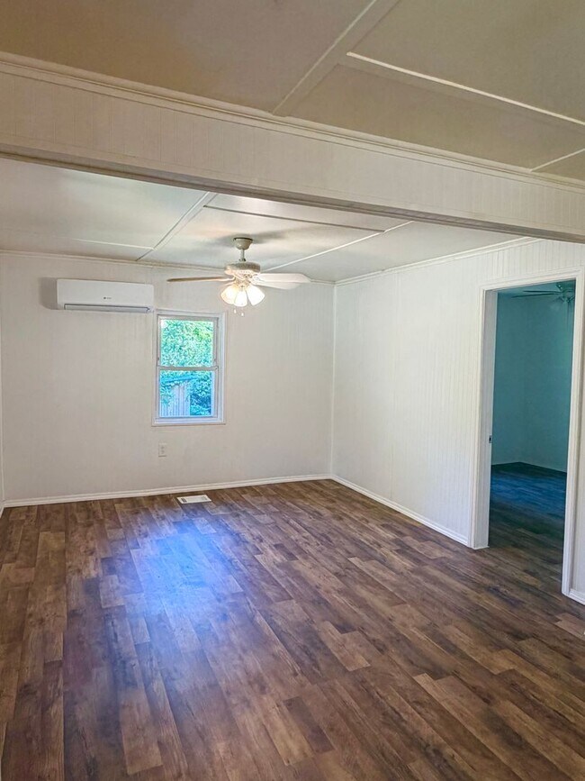 Building Photo - Adorable 2 bedroom farmhouse 10 minutes to Downtown Asheville