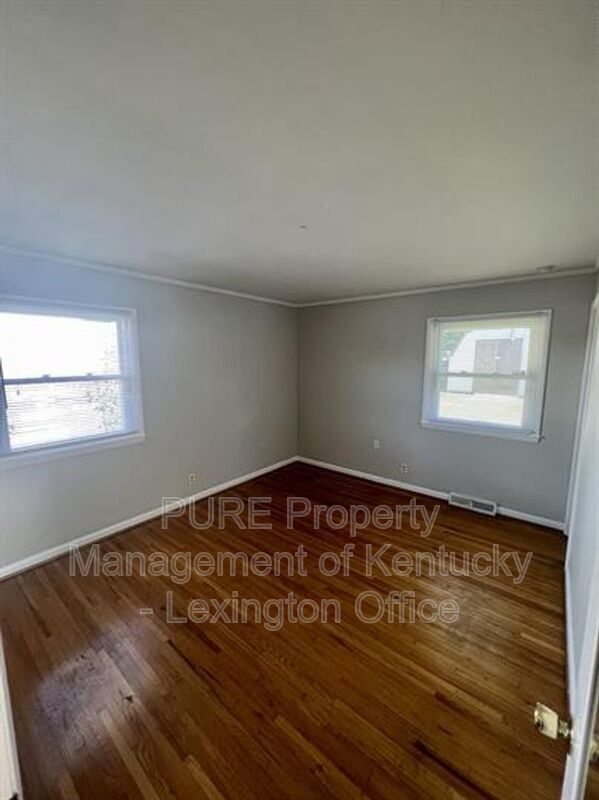 Building Photo - 2364 Shandon Dr